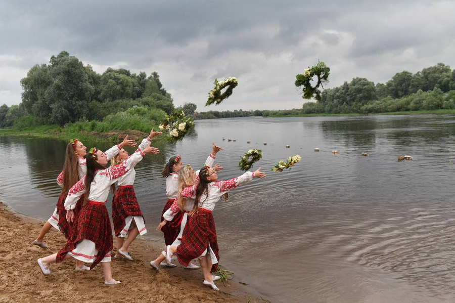 Для процветания будущего урожая крестьяне совершали обряды "плескания". Фото © ТАСС / AP / Viktor Drachev