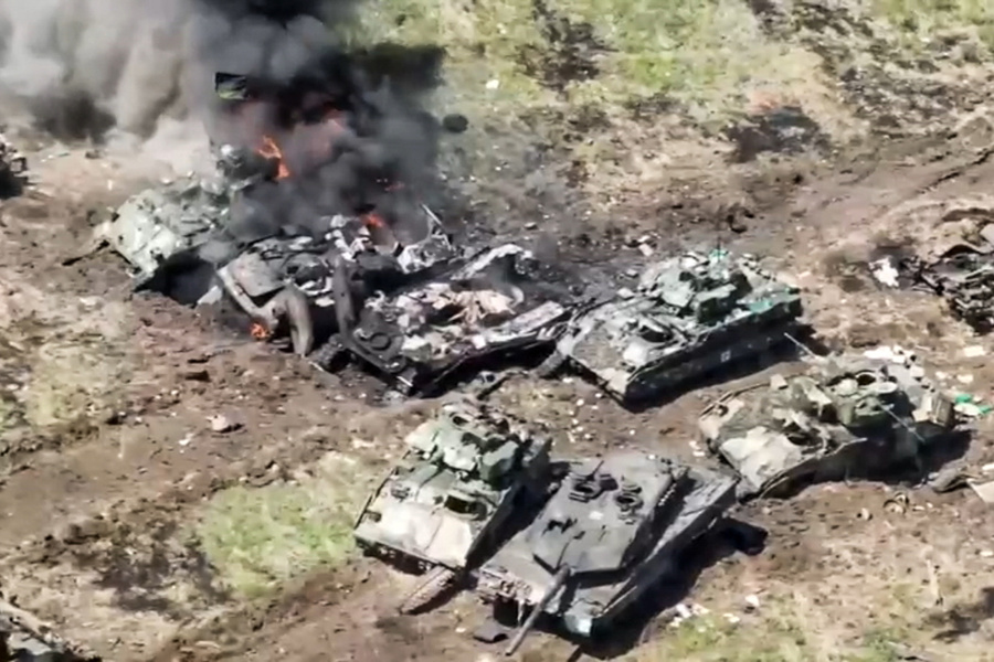 Уничтоженные немецкие танки Leopard и американские БМП Bradley. Обложка © ТАСС / Пресс-служба Минобороны РФ