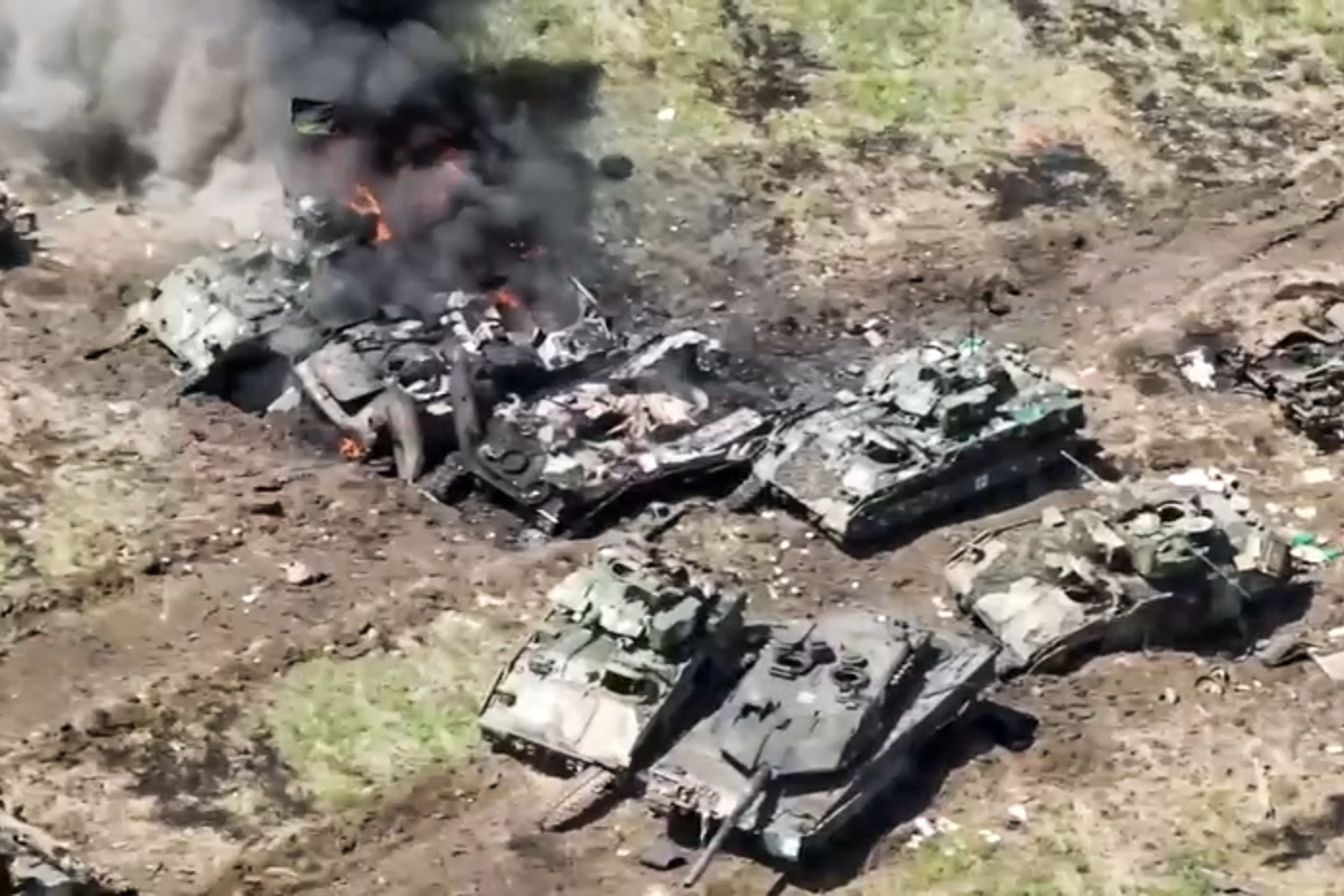 Леопард передали украине. Уничтоженные танки леопард 2 на Украине. Турецкие "леопард 2а4" подбитый. Леопард 2а6 подбитый. Подбитый леопард 2 а6 на Украине.