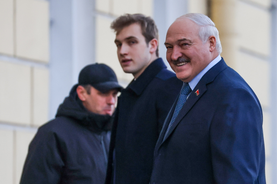 Президент Белоруссии Александр Лукашенко с сыном Николаем. Обложка © ТАСС / Пётр Ковалёв