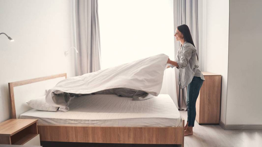 Найден простой способ, как без утюга погладить постельное бельё. Обложка © Shutterstock