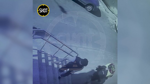 Недовольный клиент расстрелял продавцов супермаркета из аэрозольного пистолета в Москве