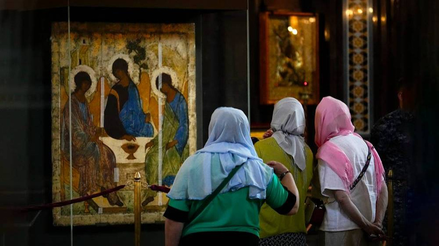 Верующие во время молитвы у иконы Андрея Рублёва "Троица" в храме Христа Спасителя. Обложка © ТАСС / AP Photo / Alexander Zemlianichenko