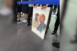 Арабские художники принесли на ПМЭФ портрет Путина и президента ОАЭ