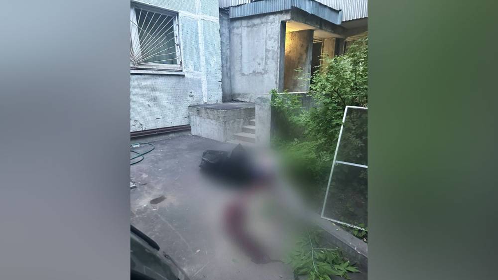 СК: В центре Москвы шестилетний мальчик выпал из окна 16 этажа и погиб