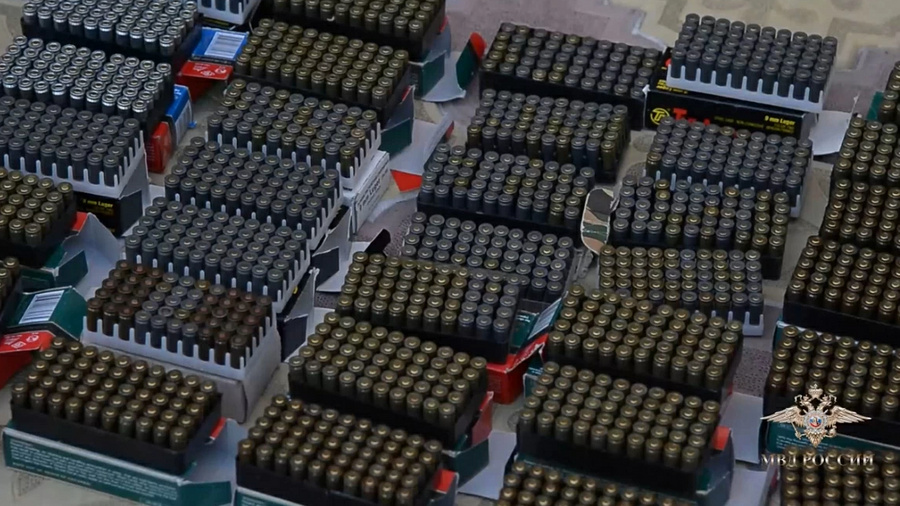 Полицейские в Перми изъяли у двоих жителей три автомата и несколько тысяч патронов. Обложка © ГУ МВД России