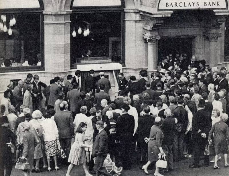 Открытие первого в мире банкомата в Лондоне в 1967 году. Фото © Itv.com / PA Archive