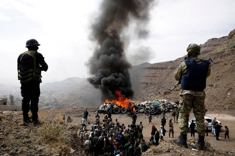 Уничтожение более 40 тонн наркотиков в Йемене в Международный день борьбы со злоупотреблением наркотическими средствами и их незаконным оборотом. Фото © ТАСС / EPA / YAHYA ARHAB