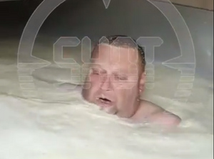 В Роспотребнадзоре успокоили любителей молочки, увидевших заплыв фермера и чиновника в чане