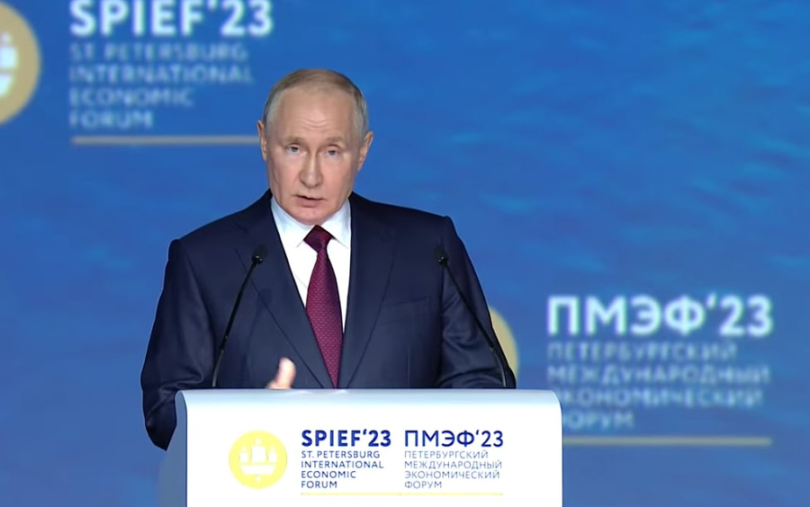Президент РФ Владимир Путин. Обложка © Life.ru / Павел Баранов