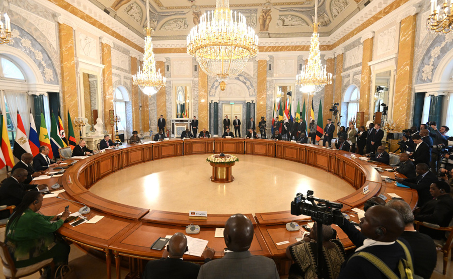 Встреча Путина с главами делегаций африканских государств. Обложка © Кremlin.ru