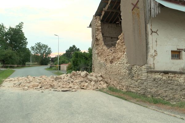 Последствия землетрясения в Приморской Шаранте (местный храм). Фото © Twitter / sudouest