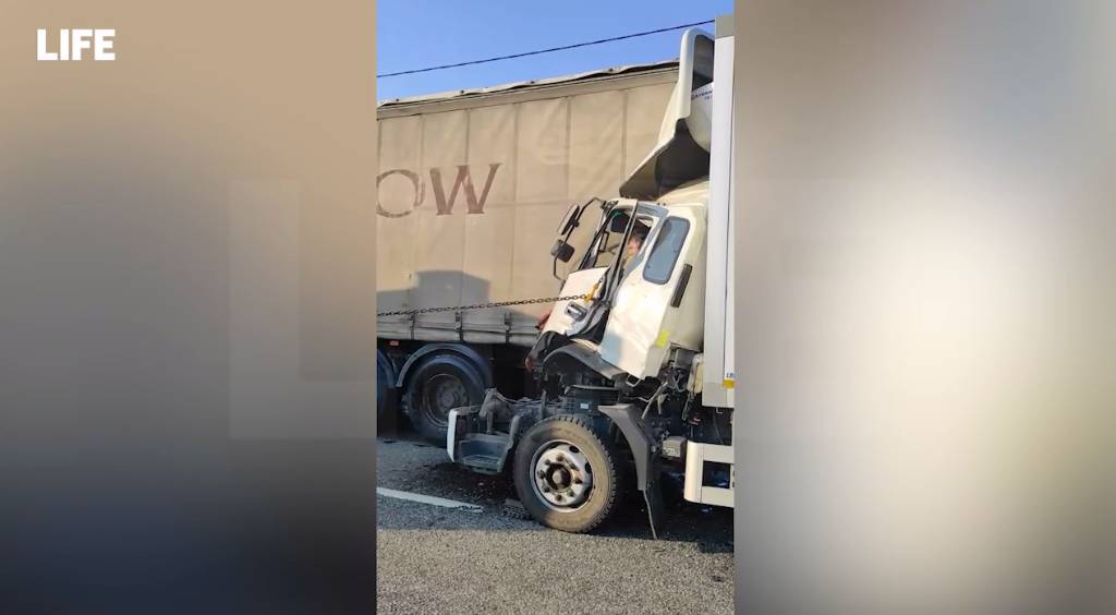 Водитель чудом выжил, протаранив своим грузовиком фуру на Ленинградском шоссе