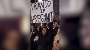 "Трэвис, я беременна!": Сестра Ким Кардашьян шокировала мужа во время его концерта