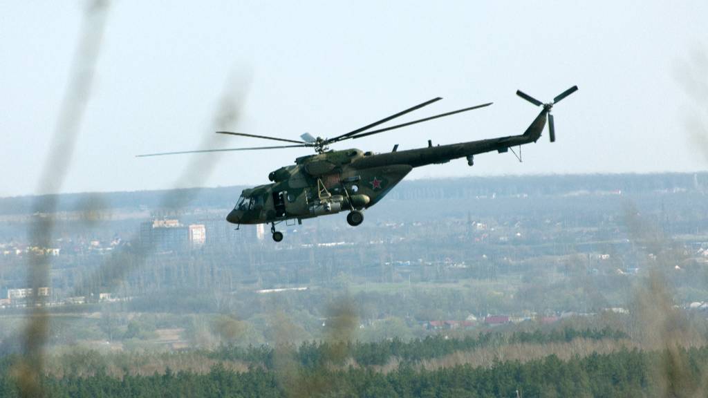 Вертолёт Ми-8 с 21 пассажиром на борту совершил аварийную посадку в Якутии