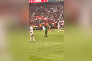 Фанат прорвался к Роналду во время матча, поднял его на руки и упал в ноги