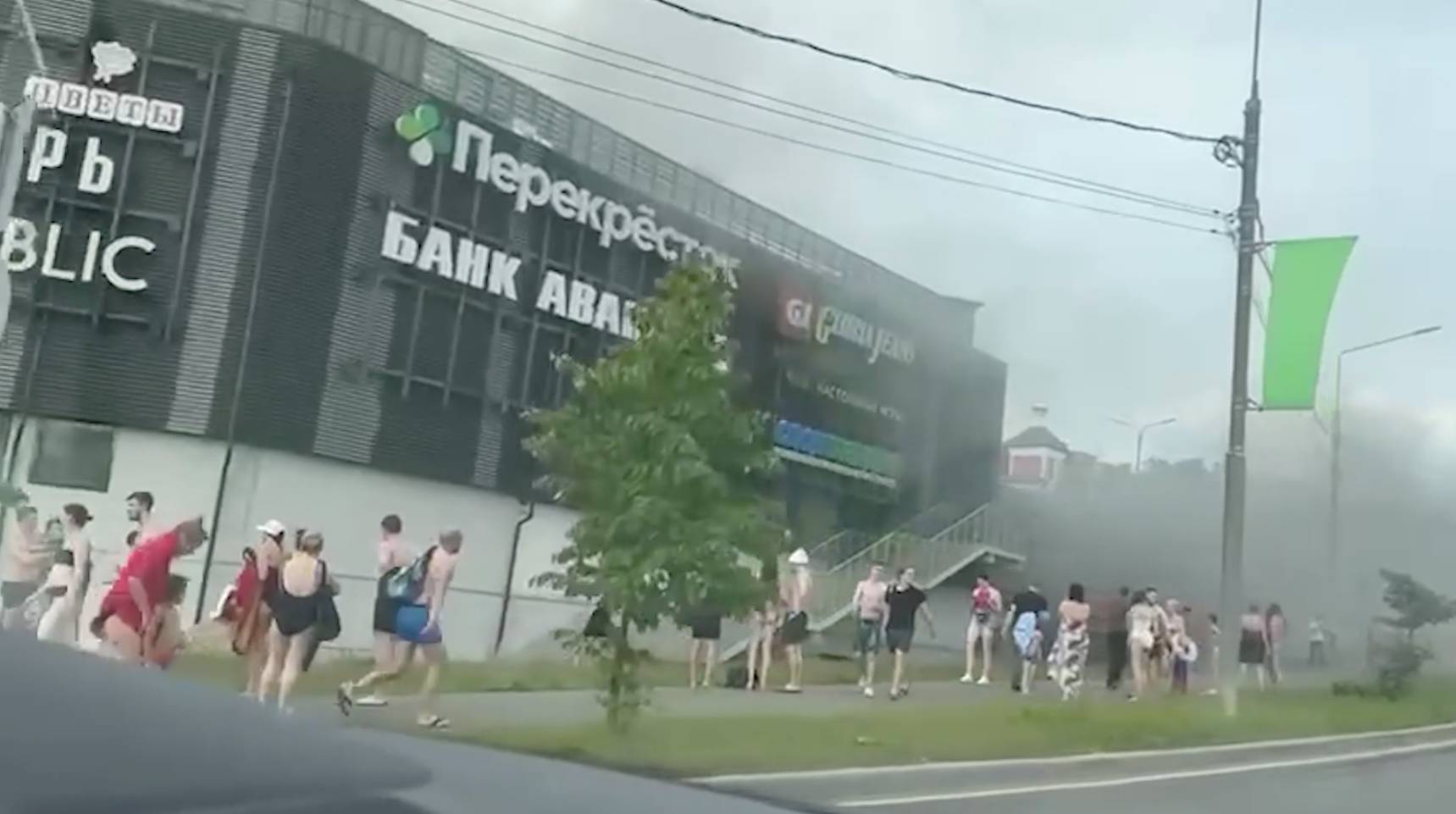 Посетители в плавках и купальниках бежали из горящего ТЦ в Видном
