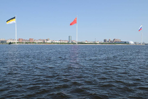 Появились фото гигантских флагов РФ, СССР и Российской империи в Петербурге