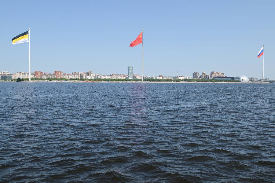 В Петербурге были подняты флаги РФ, СССР и Российской империи. Обложка © ТАСС / Павел Лисицын / POOL