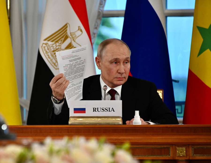 Путин показал подписанный Украиной проект мирного договора. Фото © LiFE / Павел Баранов