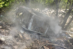 Три человека заживо сгорели в легковушке, упавшей в обрыв в Кабардино-Балкарии
