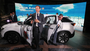"Достойная машина": Мантуров протестировал новую Lada X-Cross 5