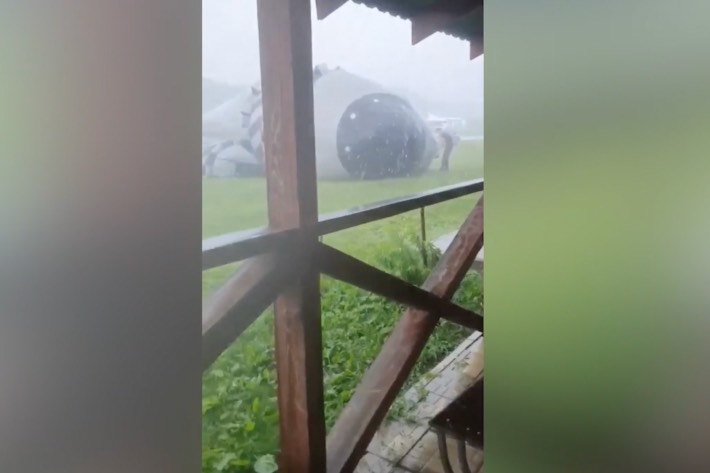 Сильный ветер снёс батут вместе с ребёнком на базе отдыха в Краснодарском крае