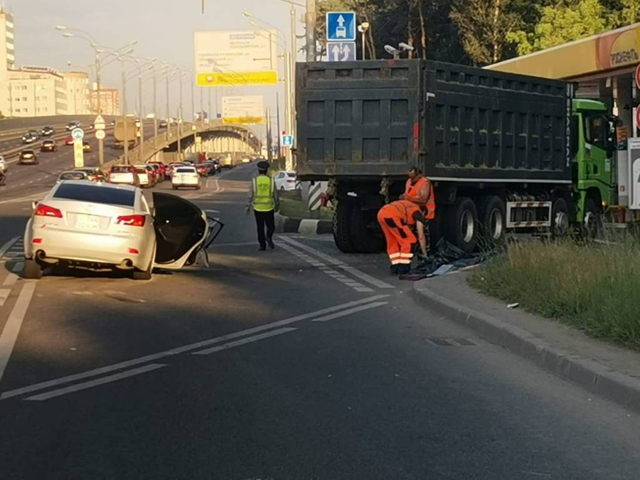 Последствия ДТП с участием "лексуса" и грузовика в Москве. Фото © Telegram / Прокуратура Москвы