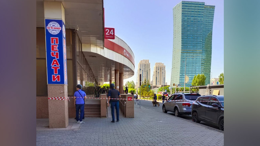 Полиция возле здания ТРЦ в Астане, где заперся мужчина с посетителями. Обложка © Telegram / Polisia.kz