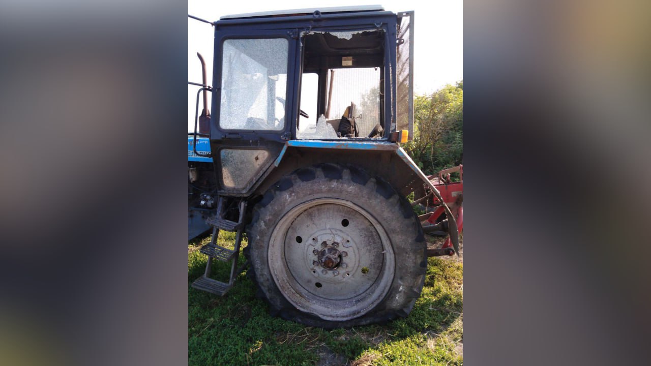 Повреждённый при взрыве в Белгородской области трактор. Обложка © t.me / vvgladkov