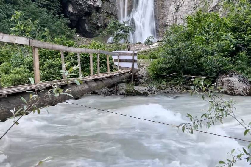 В Абхазии четырёхлетнего мальчика из семьи туристов унесло течением реки