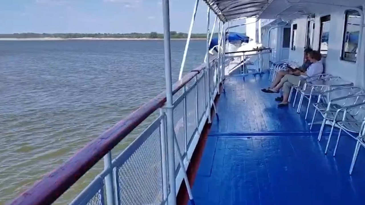 Танцы и отдых на палубе: Появилось видео с теплохода, который 13 часов стоит на мели на Волге