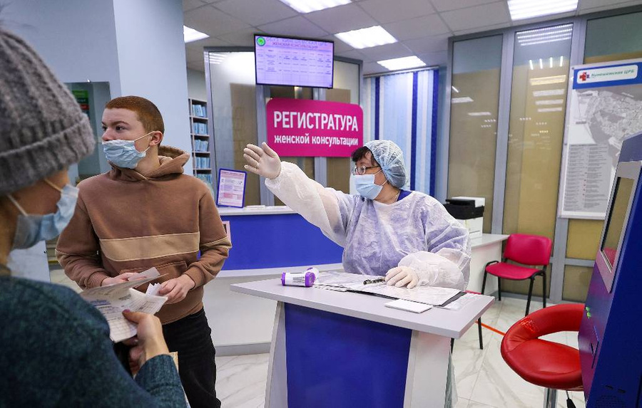 Младшему медперсоналу доплатят к основной зарплате по 5,4 тыс. рублей (+9%). Фото © ТАСС / Владимир Смирнов