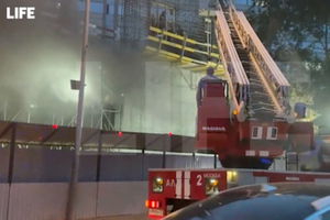 "Всё в дыму": Сильный пожар произошёл на стройплощадке в центре Москвы