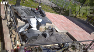 Разрушенные надмогильные плиты в Ленобласти. Фото © LIFE