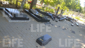 Разрушенные надмогильные плиты в Ленобласти. Фото © LIFE