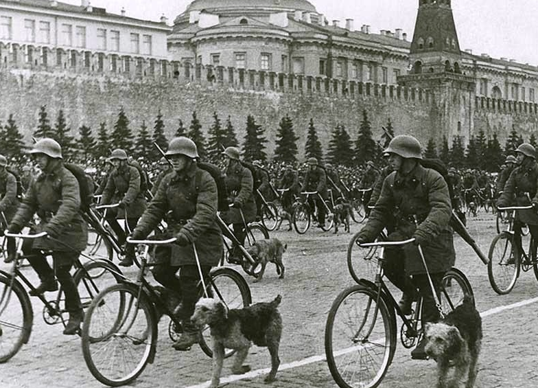 Специалисты служебного собаководства ВС СССР на велосипедах. Парад 1 мая 1938 года.  Фото © wikipedia.org