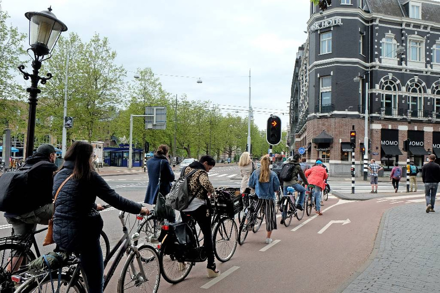 С 1 марта 2023 года велосипедистам запрещено парковаться на краю тротуаров. Фото © Shutterstock