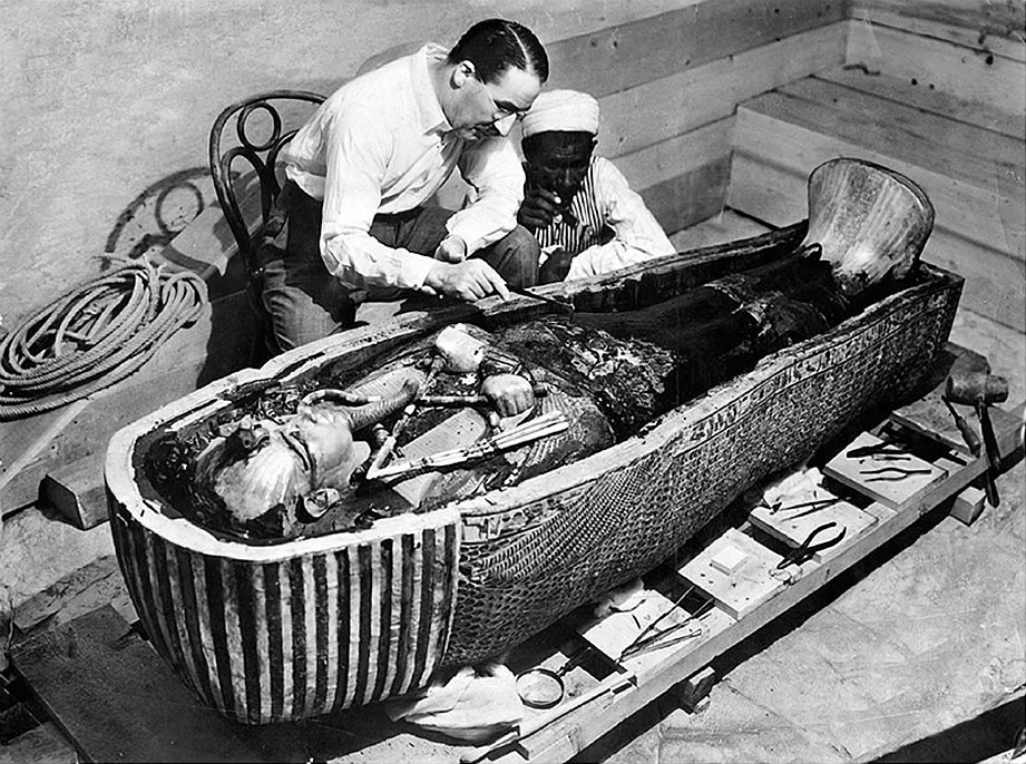 Вскрытие гробницы Тутанхамона в 1922 году. Фото © Wikimedia / The New York Times photo archive