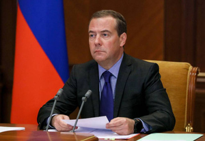 Медведев цитатой из "17 мгновений весны" прокомментировал "шпионские игры" Apple