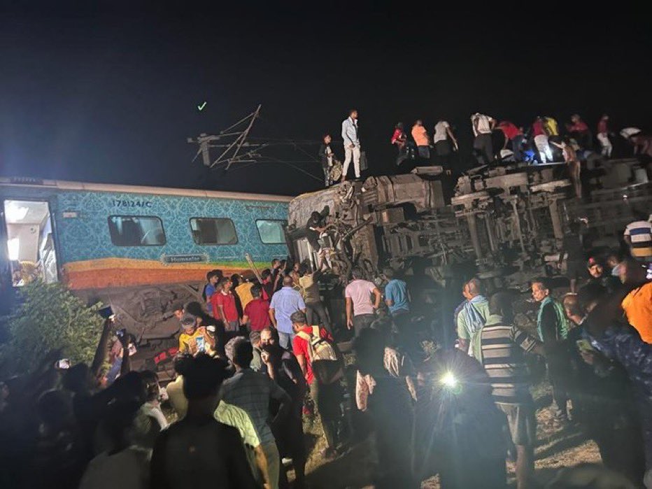 Не менее 50 человек погибло в результате столкновения трёх поездов в Индии