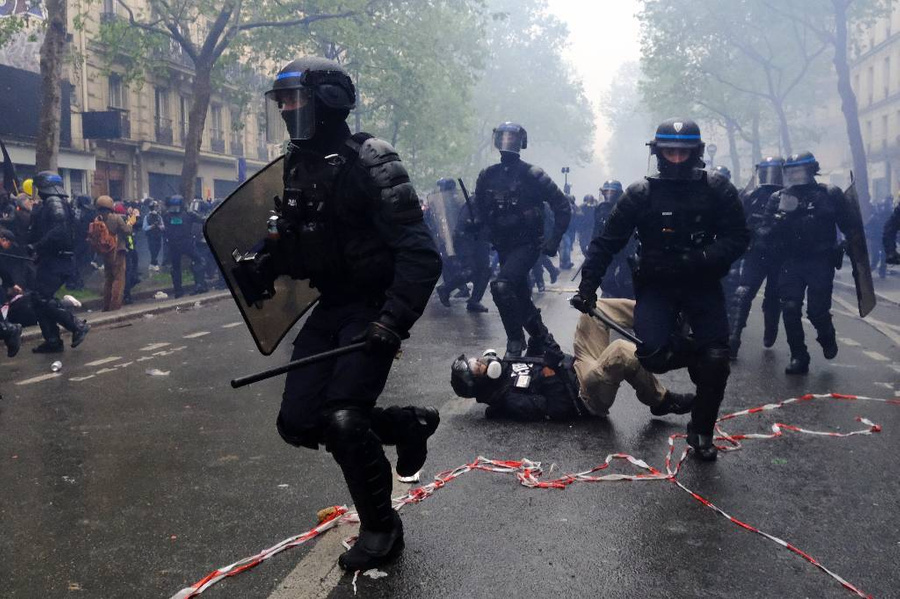 ОМОН применяет слезоточивый газ для разгона толпы во время первомайского трудового марша во Франции. Фото © Shutterstock