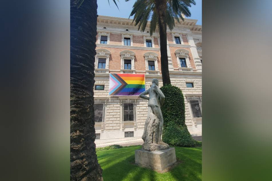 Флаг ЛГБТ на стенах Посольства США в Ватикане. Обложка © Twitter / USinHolySee