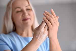 Косметолог дала советы по уходу за кожей рук в дачный сезон