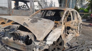 Сгоревшие машины и дыры в домах: Лайф публикует видео руин в Шебекине после обстрелов ВСУ