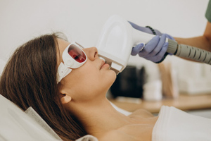 От эпиляции до ботокса: Какие процедуры у косметолога опасно делать летом