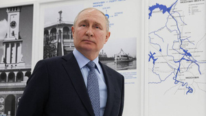 Путин поручил наращивать речной флот