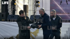 Бойцы "Ахмата" вручили Кадырову пулемёт из обломков снарядов ВСУ