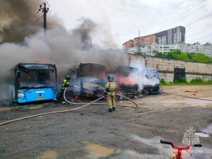 Во Владивостоке в автопарке сгорело четыре автобуса