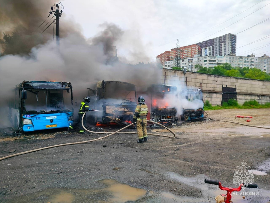 Сгоревшие автобусы во Владивостоке. Обложка © ГУ МЧС по Приморскому краю